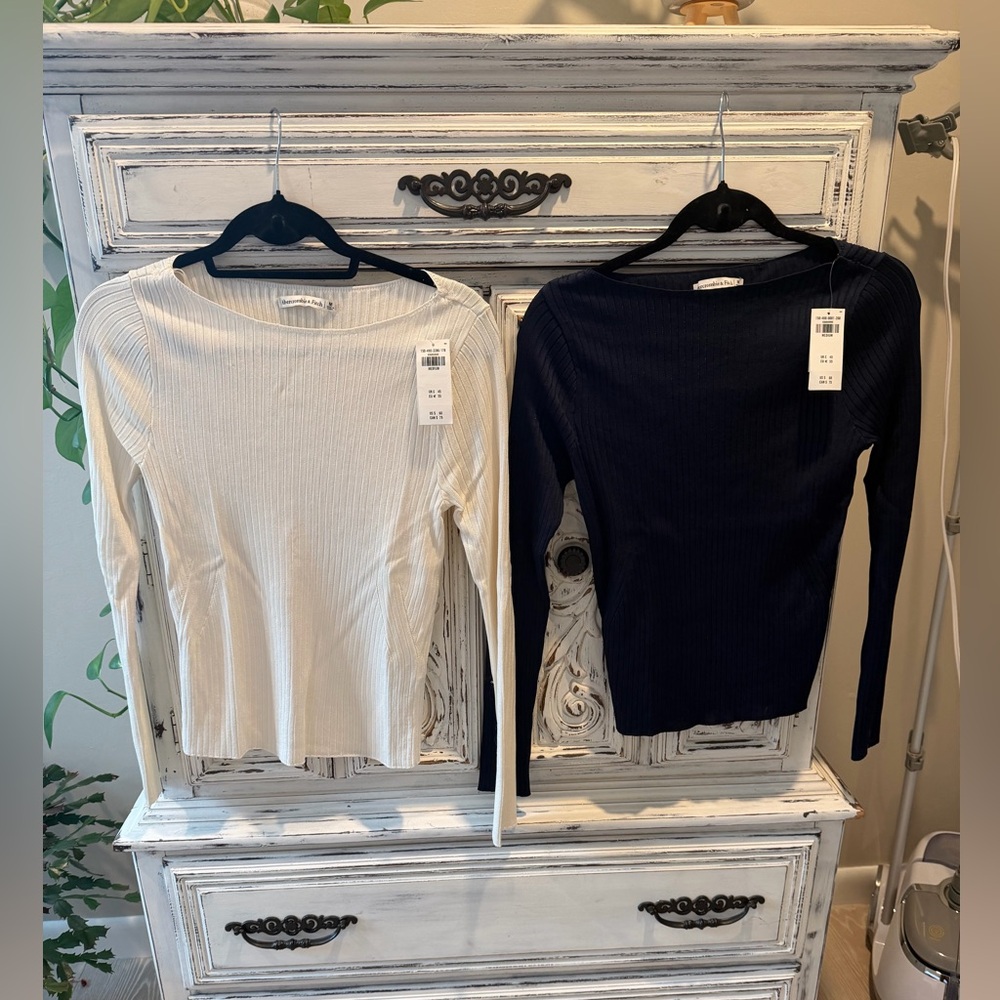 Abercrombie & Fitch Ribbed Boatneck Tops in White and Navy -M